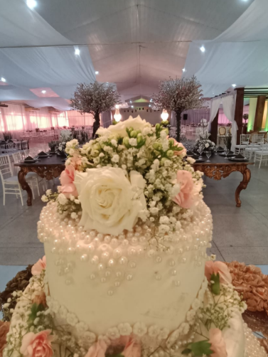 Bolo com flores e pérolas