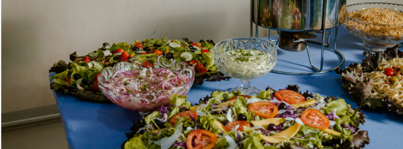 Mesa de saladas frescas