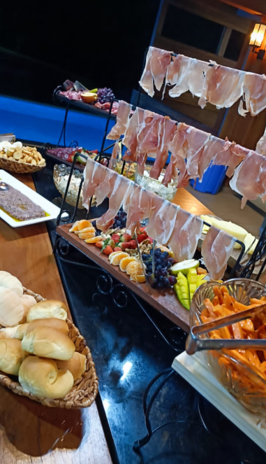 Mesa de frios e acompanhamentos