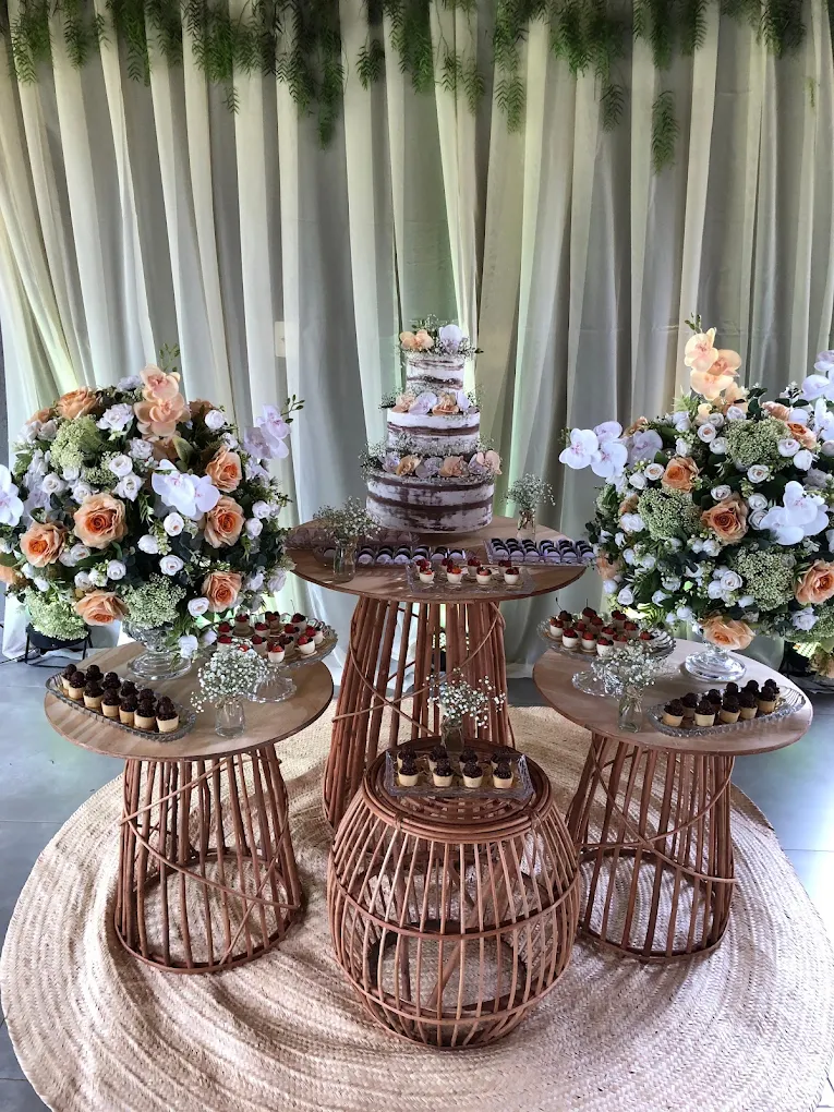 Mesa de doces e arranjos florais de casamento